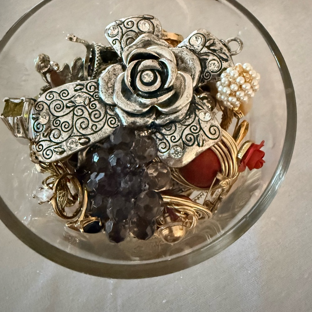 JEWELRY in jar all in excellent wearable condition
Brooch 
Necklace 
Rings - Picture 10 of 10